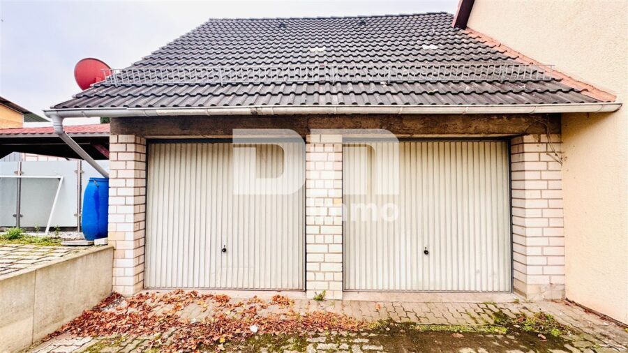 Sanierungsbedürftiges Einfamilienhaus + Doppelgarage - Doppelgarage